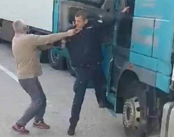 Pogledajte sukob vozača i carinika (VIDEO)
