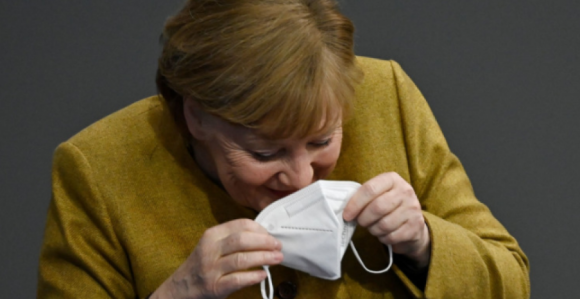 Pogledajte reakciju Merkelove kada je zaboravila masku