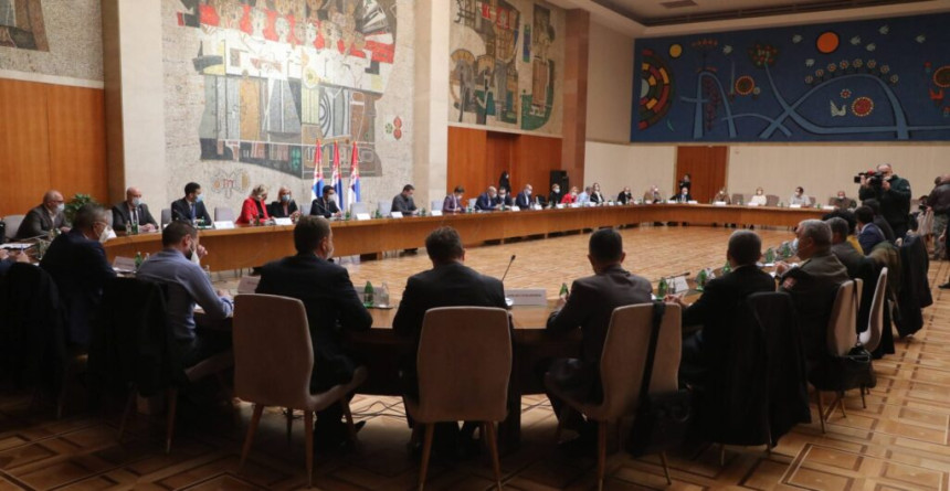 Eksplodirale brojke, Kon ima dvije teme za Krizni štab