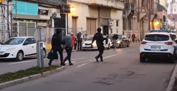 Novi Sad: Pretukli, pa izboli nožem trojicu mladića