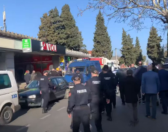 Хаос у Црној Гори: Људи на ногама, стигла полиција