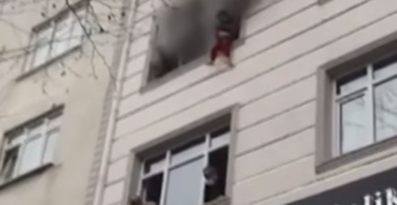 Bacila djecu kroz prozor da ih spasi od požara (VIDEO)