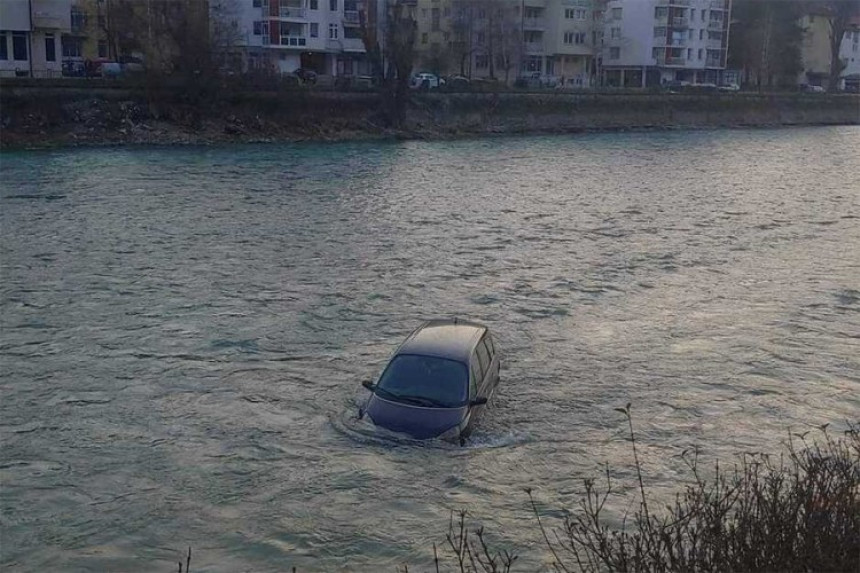 Automobil bez vozača sletio u Neretvu (VIDEO)