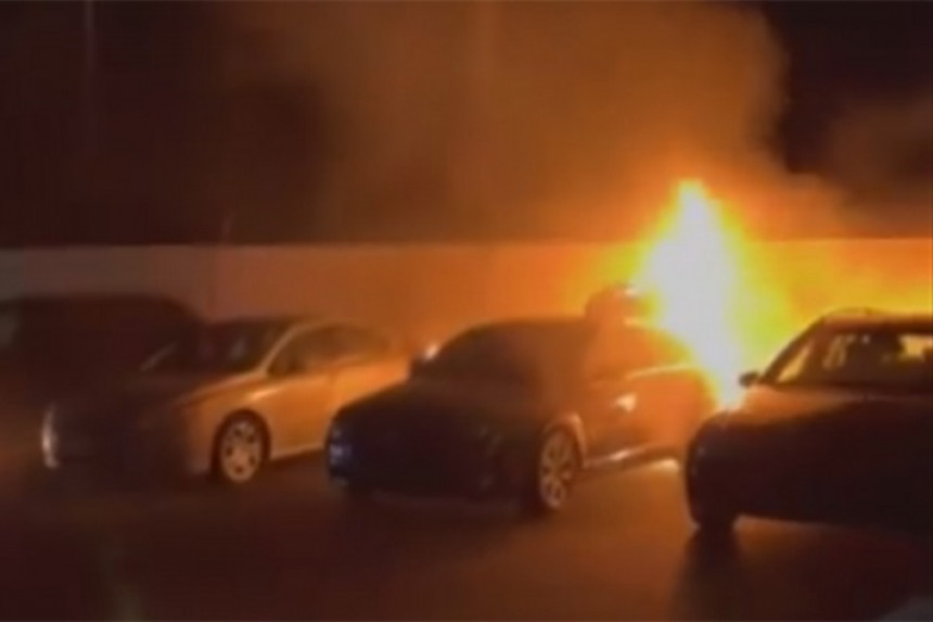 Objavljen snimak požara u auto-kući kod Viteza (VIDEO)