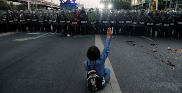 Suzavac i vodeni topovi na protestu u Bangokoku