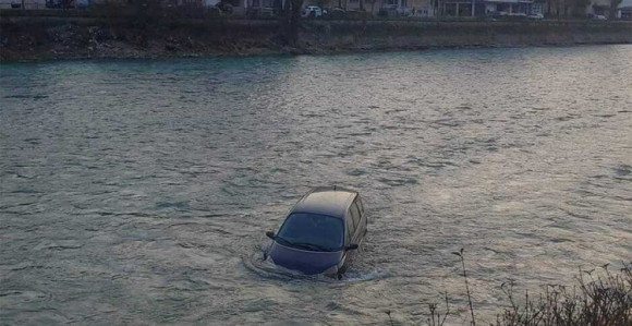 Automobil bez vozača sletio u Neretvu (VIDEO)