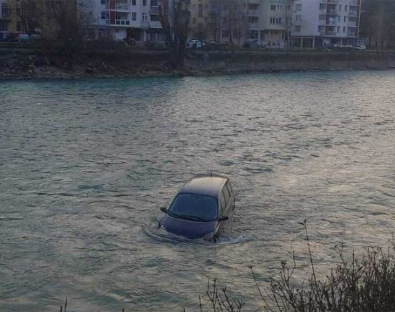 Automobil bez vozača sletio u Neretvu (VIDEO)