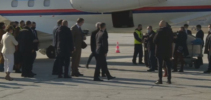 Vučić sletio na aerodrom u Sarajevo (VIDEO)