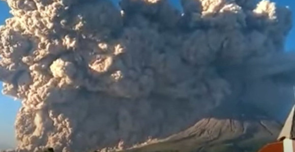 Erupcija vulkana: Pepeo letio pet kilometara u vazduh