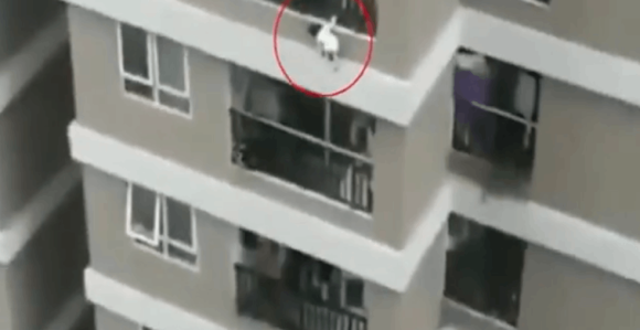 Kurir spasio dvogodišnju devojčicu koja je padala sa 12. sprata! (VIDEO)