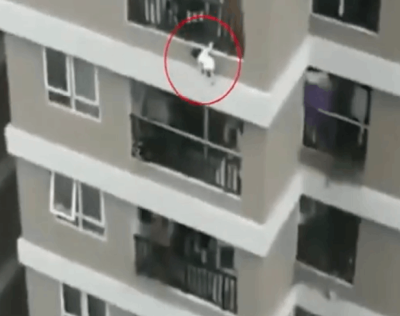 Kurir spasio dvogodišnju devojčicu koja je padala sa  12. sprata! (VIDEO)