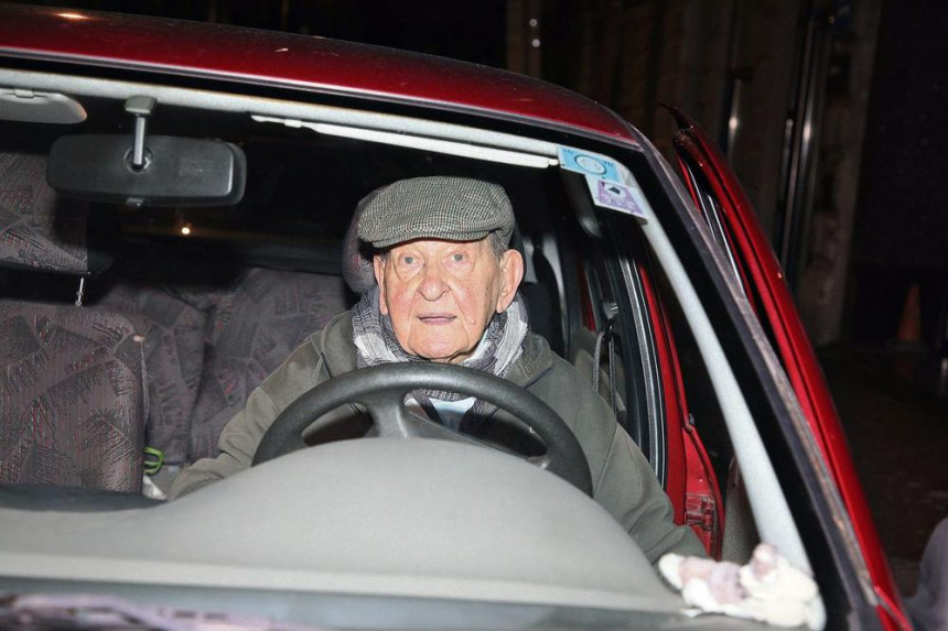 Власта Велисављевић у 94. години потпуно способан за вожњу!