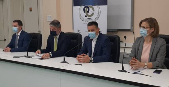 "Pred nama težak talas, maske nositi i u kući"