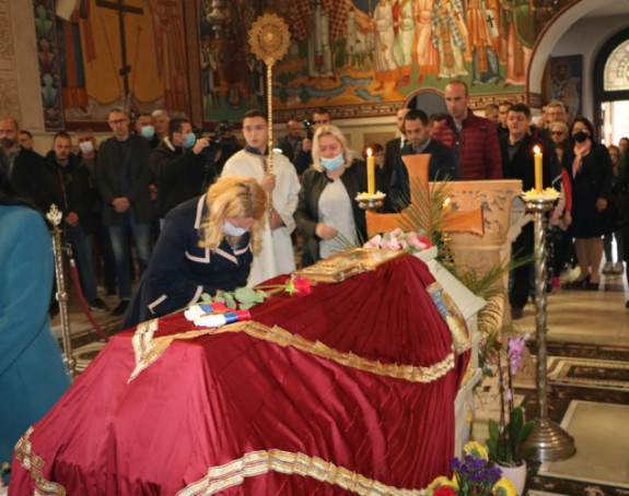 Rijeka vjernika se oprašta od vladike Atanasija
