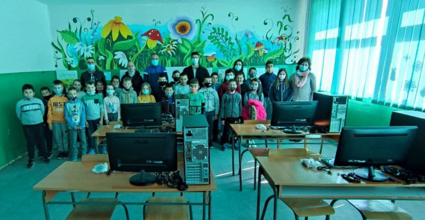 Računari iz Izraela učenicima Kosovskog Pomoravlja
