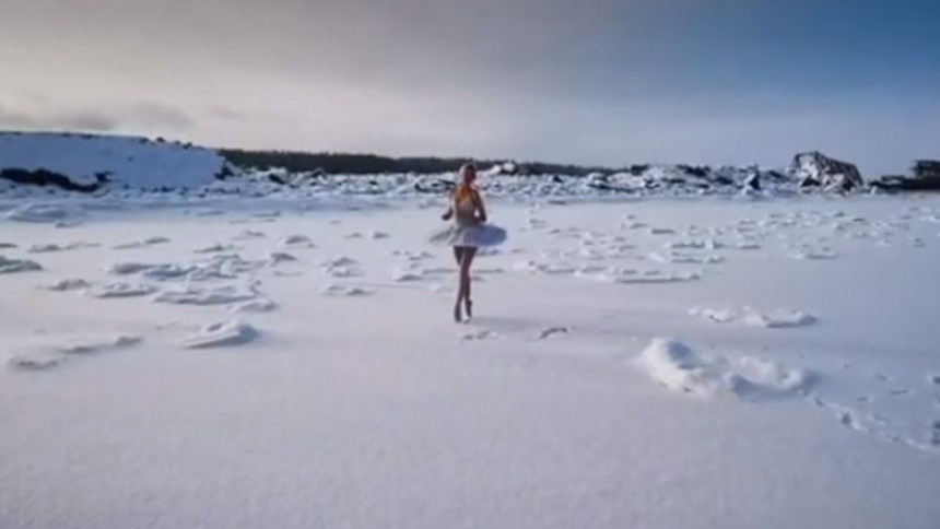 Руска балерина на -15 одиграла "Лабудово језеро", а око ње је снег и лед (ВИДЕО)