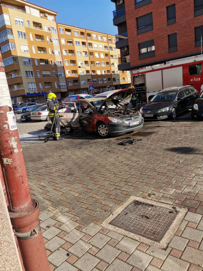 Banjaluka: Zapalio se automobil na parkingu (VIDEO)
