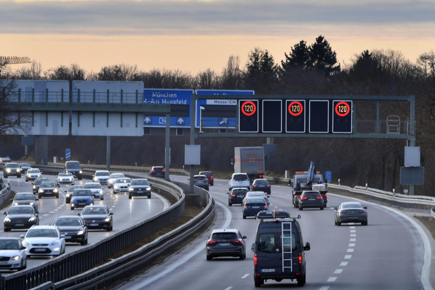 Pijan ispao iz automobila na auto-putu