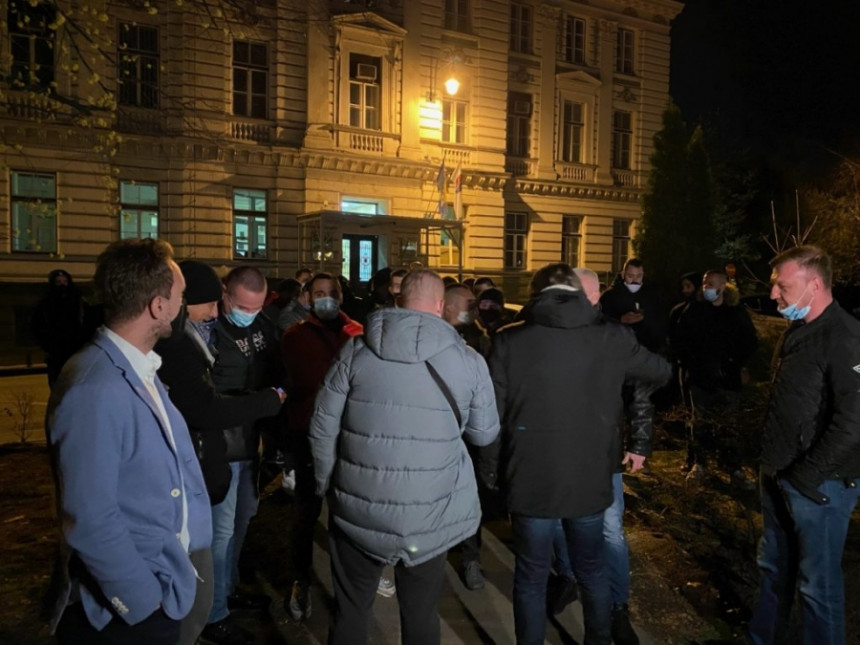 U Sarajevu protest ugostitelja: Kupite vakcine!