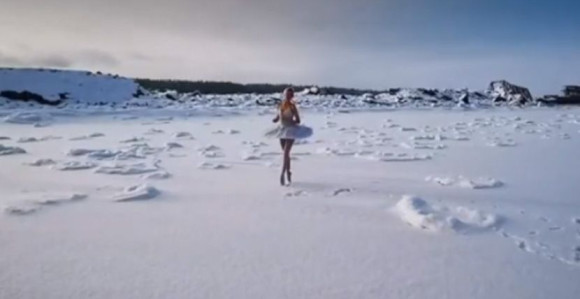 Ruska balerina na -15 odigrala "Labudovo jezero", a oko nje je sneg i led (VIDEO)