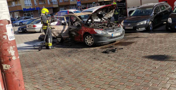 Banjaluka: Zapalio se automobil na parkingu (VIDEO)