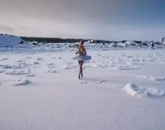 Ruska balerina na -15 odigrala "Labudovo jezero", a oko nje je sneg i led (VIDEO)