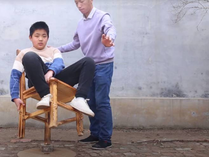 Majstor za balans - časkom poređa bicikl, čekić, flaše (VIDEO)