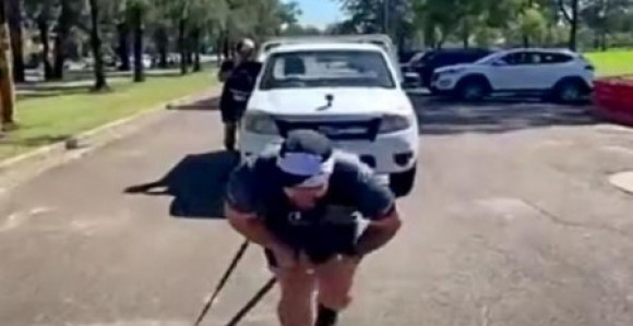 Oborio svetski rekord istrčao maraton vukući kamionet!