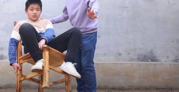 Majstor za balans - časkom poređa bicikl, čekić, flaše (VIDEO)