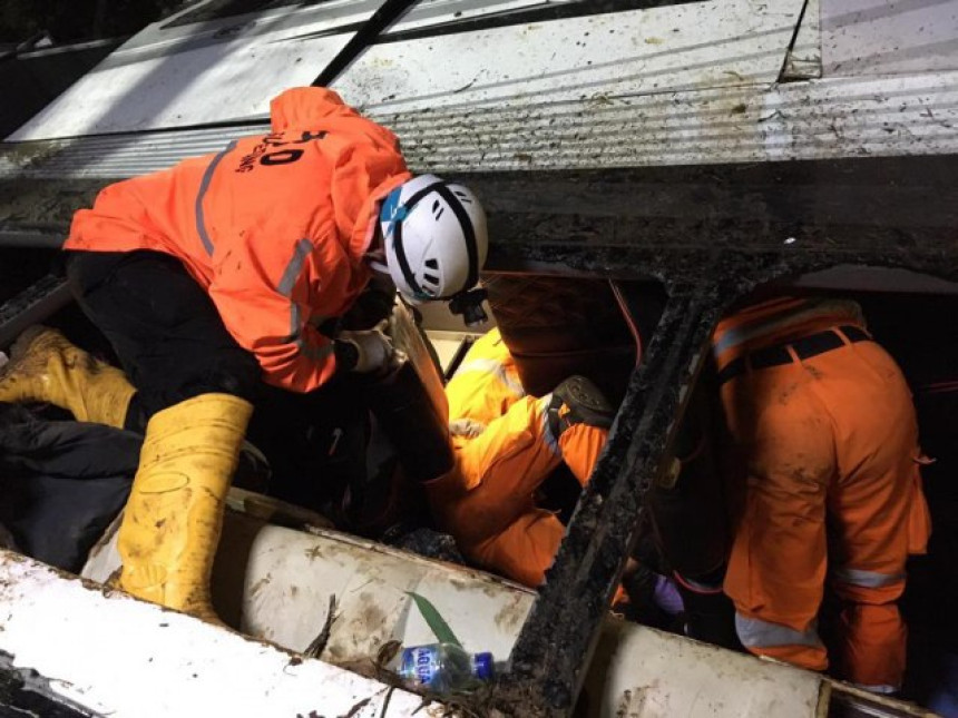 Užas u Indoneziji: Prevrnuo se autobus sa školskom djecom