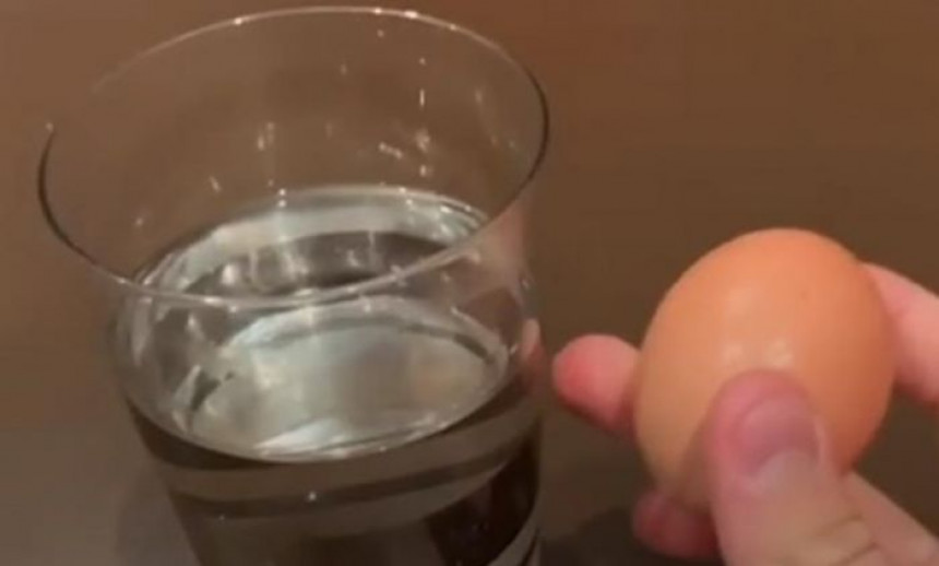 Ovo morate probati: Trik sa jajetom, čašom vode, baterijom i viljuškom!