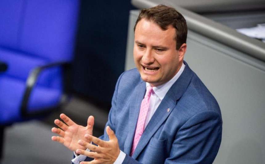 Nakon skandala sa maskama padaju ostavke poslanika