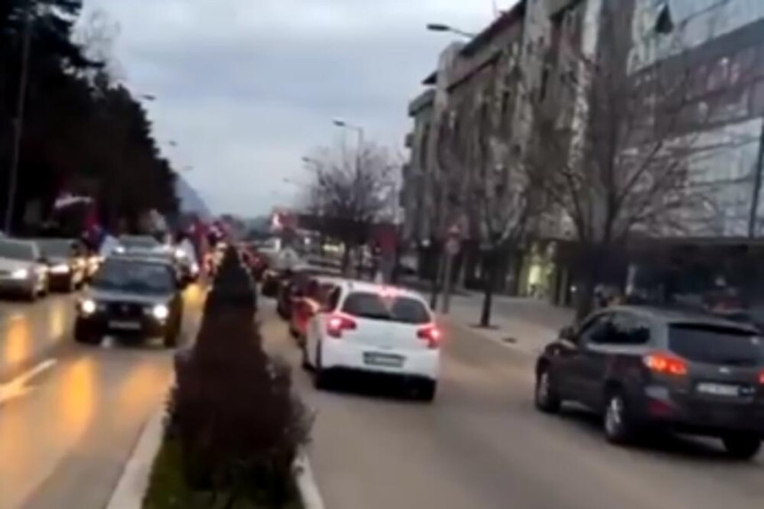 Podrška DF: Srpske pjesme i trobojke u Nikšiću i Beranima