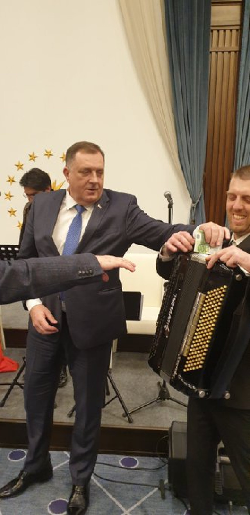 Додик "закитио" музичаре еврићима на вечери у Анкари