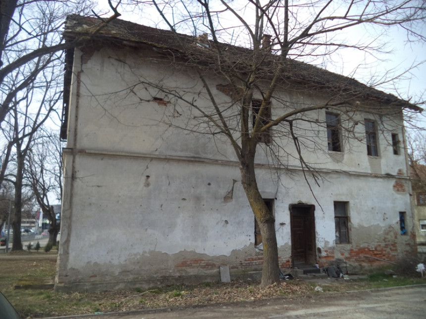 Niko ne brine o ruševnim zgradama u opštini Srbac