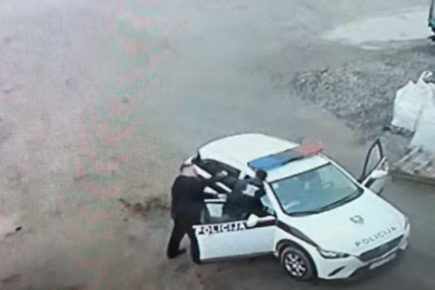 Полицајац удара младића у кругу фабрике (ВИДЕО)
