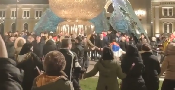 Bez distance i maski: Razvilo se kolo u Beogradu