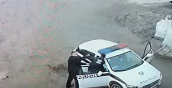 Policajac udara mladića u krugu fabrike (VIDEO)