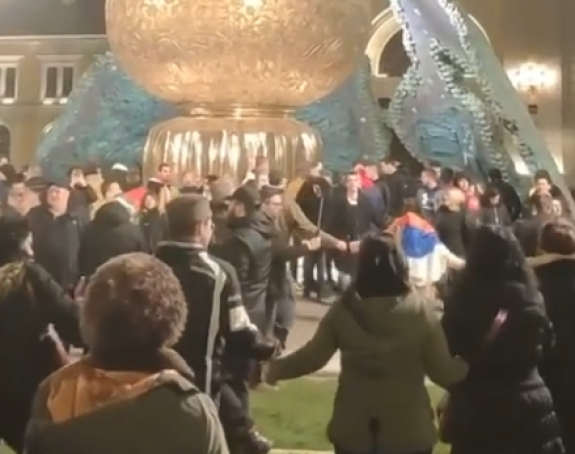 Bez distance i maski: Razvilo se kolo u Beogradu