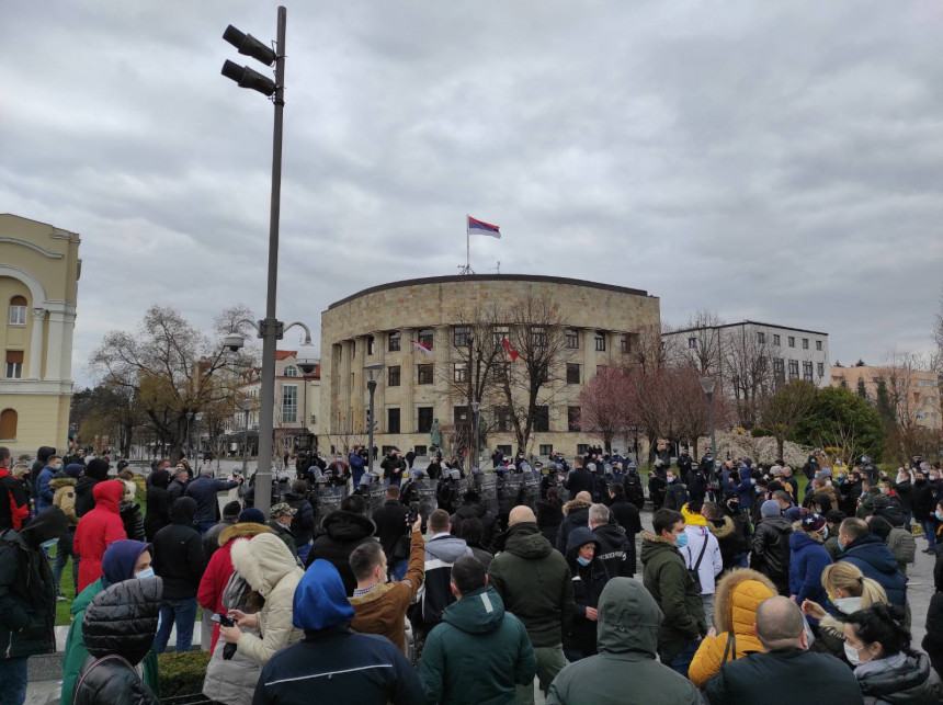 Protest ugostitelja ispred zgrade Palate Republike Srpske (FOTO, VIDEO)