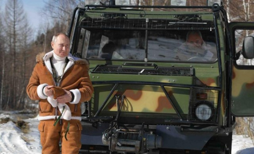 Песков: Путин увијек носи нуклеарну торбу