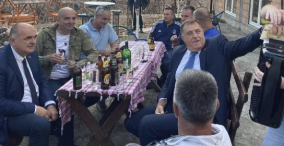 Додик организовао корона журку за одабране љекаре