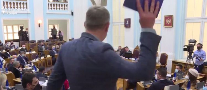Incident u Skupštini CG, poslanik bacao poslovnik