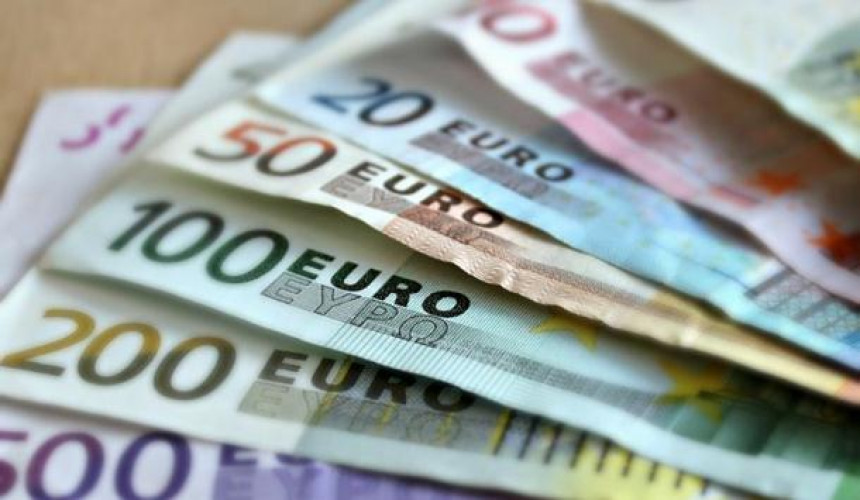 Грађани Србије добијају по 60 евра помоћи