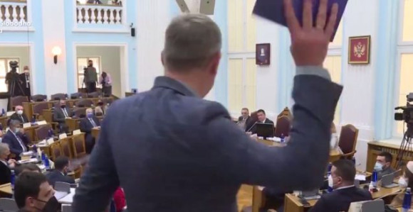 Incident u Skupštini CG, poslanik bacao poslovnik
