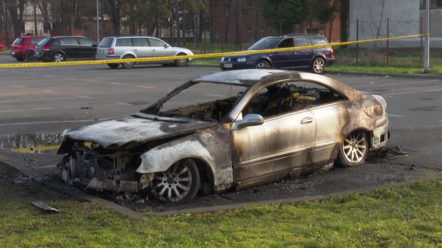 Dva automobila izgorjela u Bijeljini (FOTO)