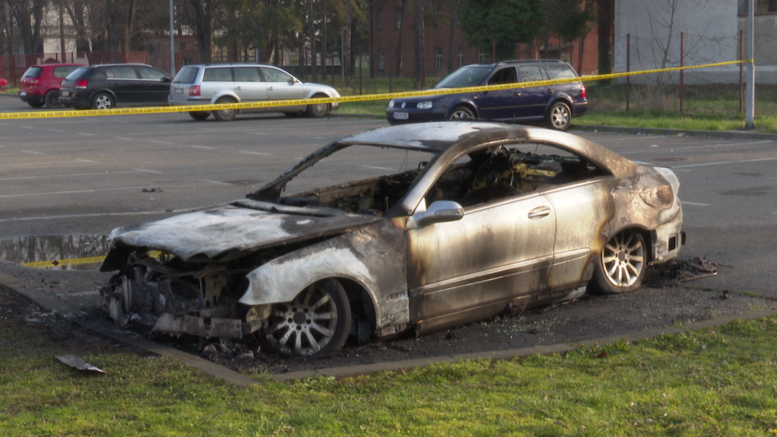 Dva automobila izgorjela u Bijeljini (FOTO)