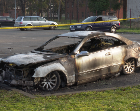 Два аутомобила изгорјела у Бијељини (ФОТО)