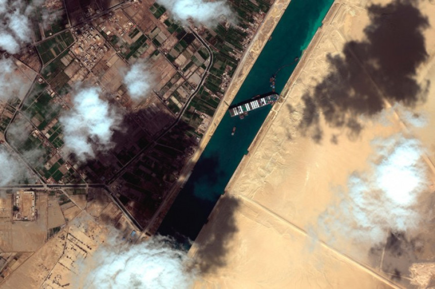 Преко 300 бродова стоји због блокаде Суецког канала