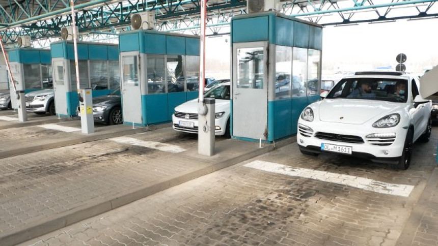 Vakcinisali se u Srbiji, zakasnili na policijski čas